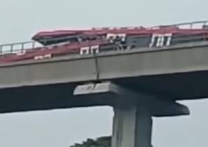 Breaking News: Kereta LRT Tabrakan di Cibubur