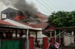 Ditinggal Kosong, Rumah 2 Lantai Terbakar di Komplek Batan Indah Tangsel