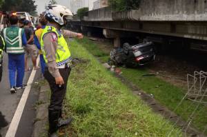 Mobil Minibus Terbalik di Ring Road Kembangan, 1 Orang Luka-luka