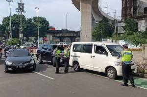 Pelat Ganjil Nekat Melintas, Puluhan Mobil Ditilang Manual di Jalan Fatmawati