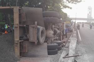 Ini Penyebab Dump Truck Terguling di Jalan Gatot Subroto