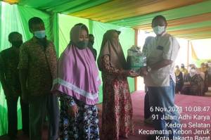 Yayasan Faiz Al Baqaroh Bagikan 250 Paket Sembako di Kedoya Selatan Jakarta Barat