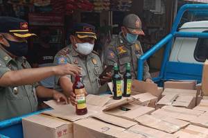 Ratusan Botol Miras Diamankan di Tanjung Priok