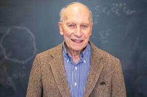 Sudah Punya Karier Gemilang di Bidang Kedokteran, Pria Ini Raih Gelar Doktor Fisika di Usia 89 Tahun