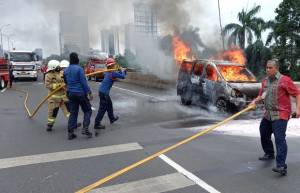 Baru Keluar dari Bengkel, Mobil Hangus Terbakar di Tol JORR Cilandak
