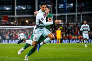 Portugal Tertunda ke Qatar, Ronaldo Tetap Ramah ke Penyusup Lapangan: Beri Kaus dan Pelukan