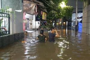 Jalan Bangka Mampang Terendam Banjir 1 Meter, Mobilitas Warga Lumpuh