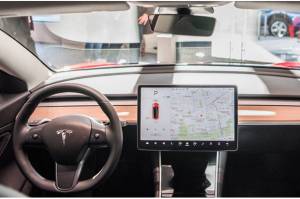 Self Driving Tesla Sebabkan Kecelakaan, Setir Seperti Dikendalikan Robot