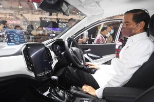 Kunjungi Booth Wuling, Jokowi Kagumi Kecanggihan Teknologi Almaz RS