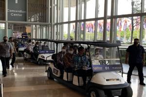 Tinjau Booth-booth GIIAS 2021 Pakai Mobil Golf, Jokowi Nyetir Sendiri