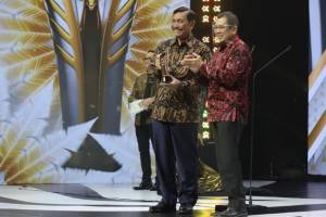 Raih Indonesia Awards 2021, Luhut: Penanganan Covid-19 Kerja Keras Semua
