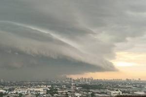 Awan di Langit Jakarta Berbentuk Ombak Tsunami, BMKG Imbau Warga Berlindung