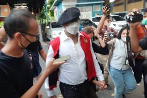Kenakan Rompi Tahanan, Jerinx SID Dititip di Polda Metro Jaya