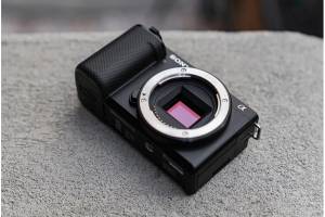 Kekurangan Chip Global, Sony Tangguhkan Penjualan Kamera Canggih ZV-E10