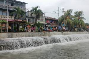 Diterjang Banjir Rob, Kampung Kerapu Penampakannya Seperti Air Terjun