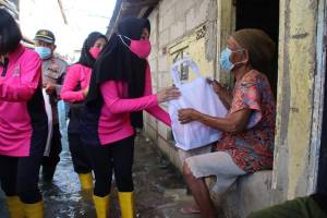 Ketum Bhayangkari Bagikan Ribuan Paket Nasi Siap Saji untuk Korban Banjir Rob di Muara Angke