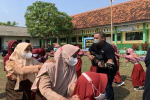 MNC Peduli Berikan Perlengkapan Sekolah di SDN 02 Pantai Bakti Bekasi