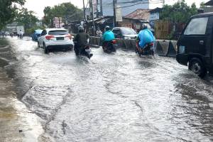 Diguyur Hujan Lebat 1,5 Jam, Jalan KH Hasyim Ashari Tangerang Tergenang