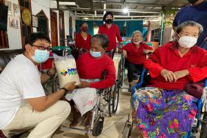 MNC Peduli Bagikan Sembako di Rumah Jompo Bekasi, Pengelola Bersukacita Jelang Natal