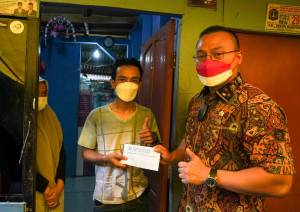 Anggota DPRD DKI Kenneth Berikan Tali Kasih kepada Keluarga Korban Kejeblos ke Kali Ciliwung