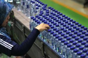 Mengintip Praktik Bisnis Berkelanjutan di Perusahaan Pionir Air Minum Kemasan