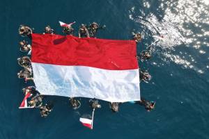 Perkenalkan Potensi Wisata Melalui Pengibaran Bendera Merah Putih di Bawah Laut Berau