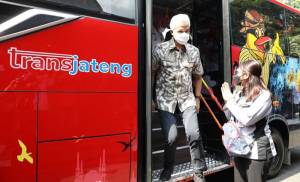 Pakai Bus Trans Jateng, Ganjar Bikin Buruh Lebih Irit