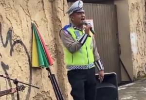 Viral! Polantas Bernyanyi Diiringi Pengamen Jalanan saat Tugas, Dipuji Netizen