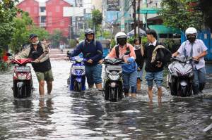 Banjir Jakarta : Ruas Jalan Gereja Ayam Terendam Banjir Setinggi 40 Sentimeter