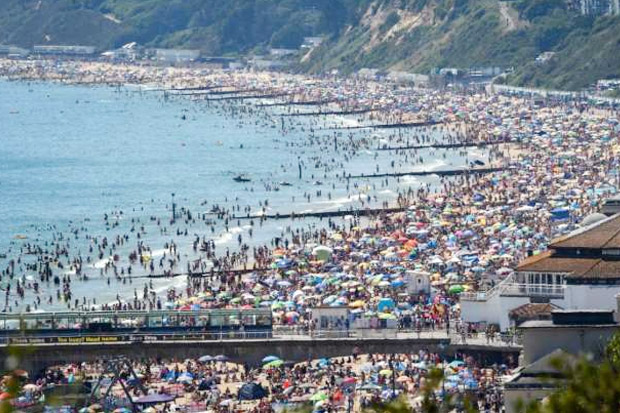 Ribuan Orang Berduyun duyun ke Pantai  Kota di  Inggris 