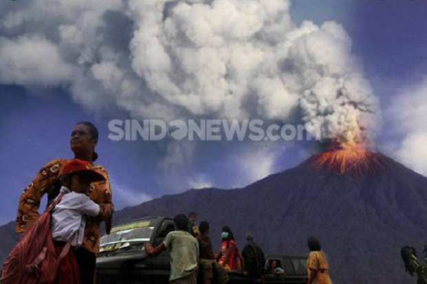 Peristiwa keluarnya magma dan material lainnya dari dalam bumi oleh letusan gunung berapi disebut....