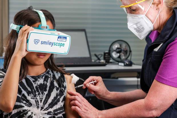 Keren, Rumah Sakit Ini Gunakan Kacamata VR untuk Kurangi Stres Anak Saat Disuntik