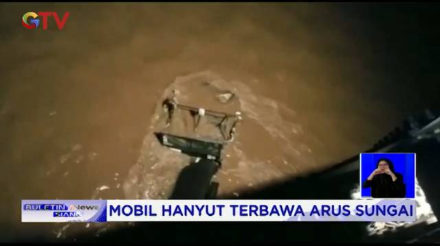VIDEO Diterjang Banjir Bandang 2 Mobil  Off  Road  