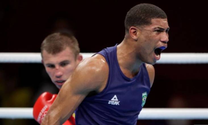 Juara Dunia Tinju Dipukul KO Petinju Brasil di Menit Terakhir