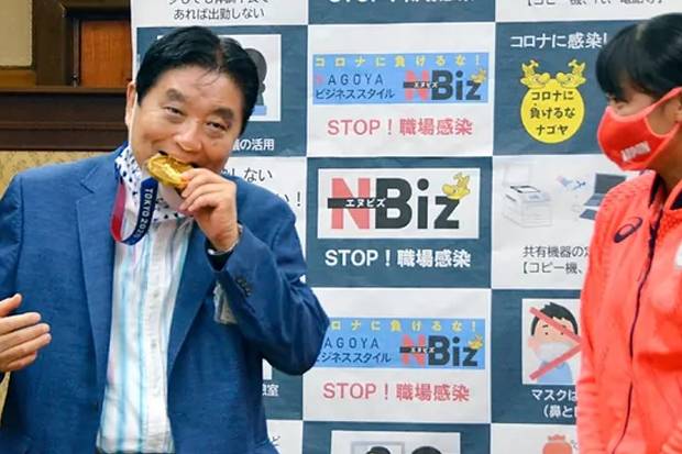 Panitia Olimpiade Tokyo Ganti Medali Emas Atlet Softball yang Digigit Walikota Nagoya