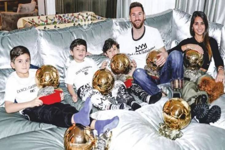 Penampakan Lionel Messi Pamer Ballon dOr Jadi Pijakan Kaki Anaknya