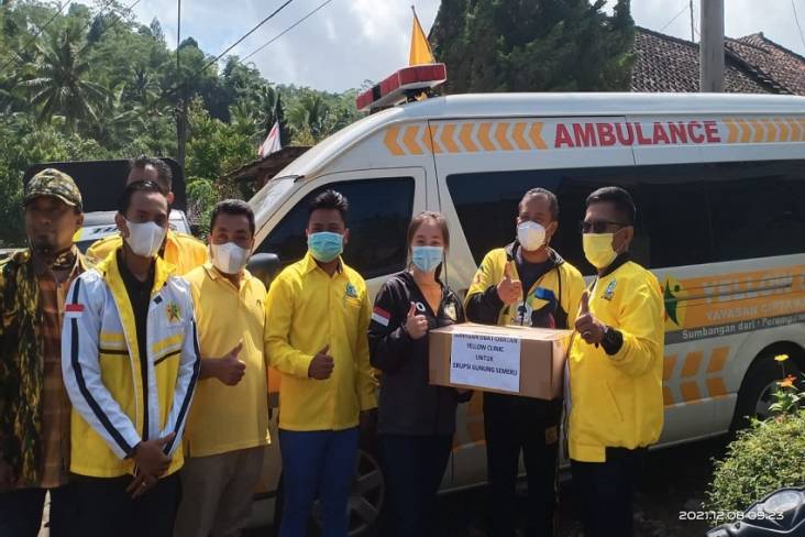 Yellow Clinic Partai Golkar Bantu Korban Erupsi Gunung Semeru