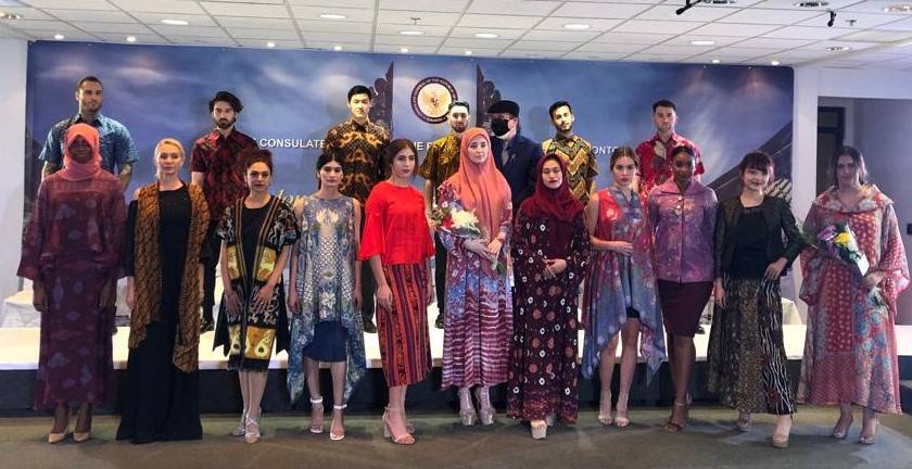 20 Canadian Models Wear Indonesian Batik and Weaving Muslimah Clothing