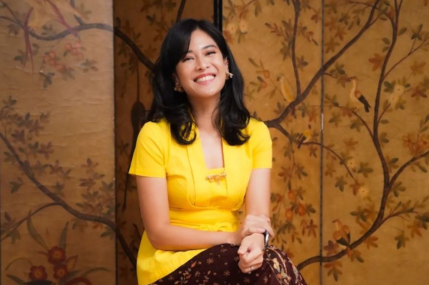 Intip Gaya Cantik Dian Sastro Kenakan Kebaya Kuning Netizen Idolaku