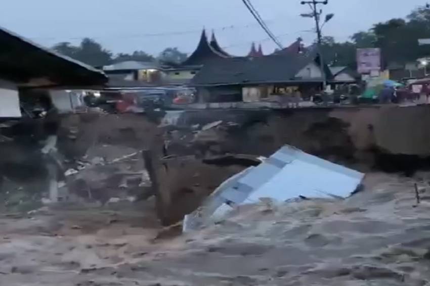 Banjir Bandang Terjang 4 Kecamatan di Padang Pariaman, 2 Rumah Warga Hanyut