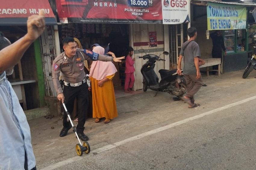 Mobil Tabrak Sejumlah Kios dan Motor di Leuwisadeng Bogor, 3 Orang Luka