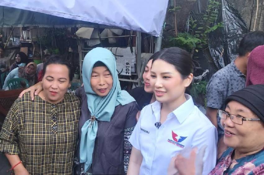 Warga Surabaya Antusias Sambut Kedatangan Waketum Perindo Angela Tanoesoedibjo di Pasar Murah
