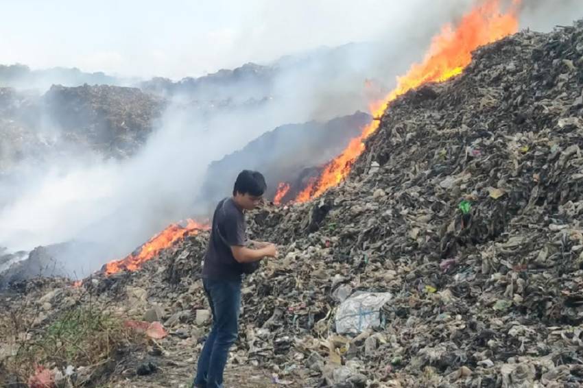 Kebakaran TPA Kopi Luhur Cirebon, Petugas Kesulitan Padamkan Titik Api