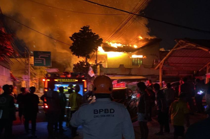 Rumah Terbakar di Palmerah, 17 Unit Mobil Pemadam Dikerahkan