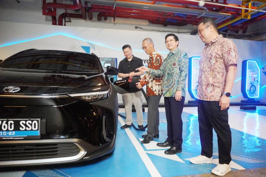 Pengguna Mobil Listrik Toyota Dimanjakan dengan Area Parkir dan Ngecas Gratis di Mall Ashta Jakarta