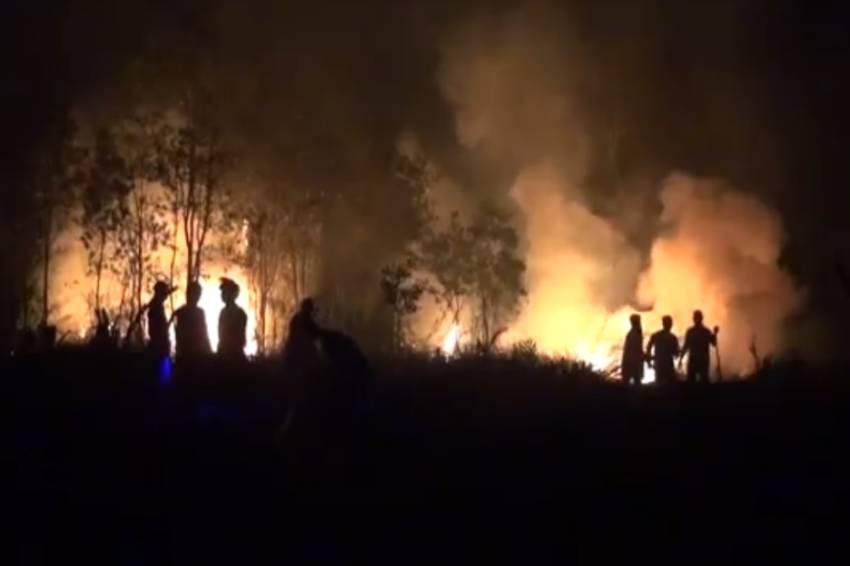 Kebakaran Lahan di Minggu Malam Bikin Panik Warga Palembang