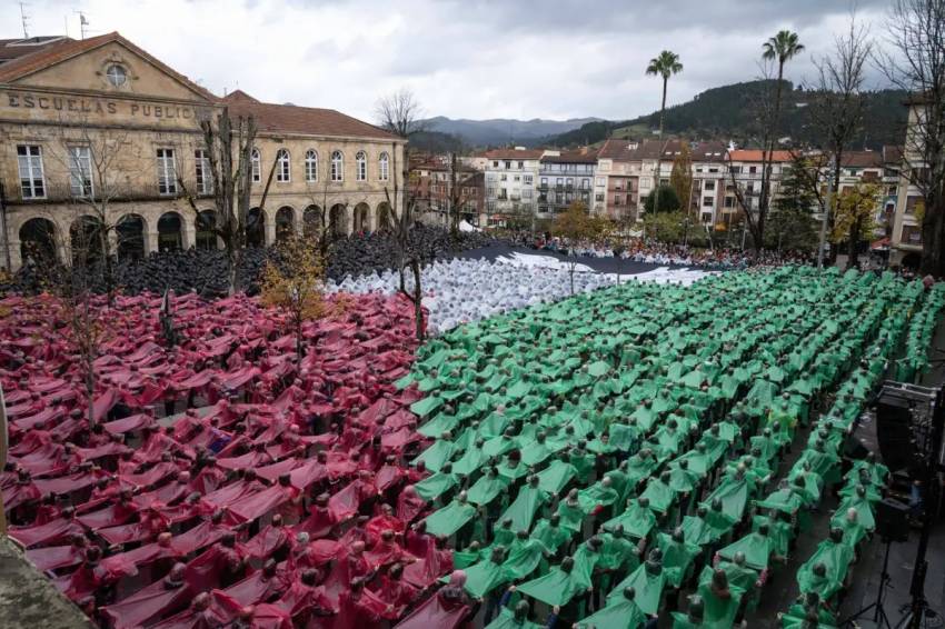 Dukung Palestina, Lebih dari 3.000 Orang Bentuk Mosaik Manusia di Spanyol
