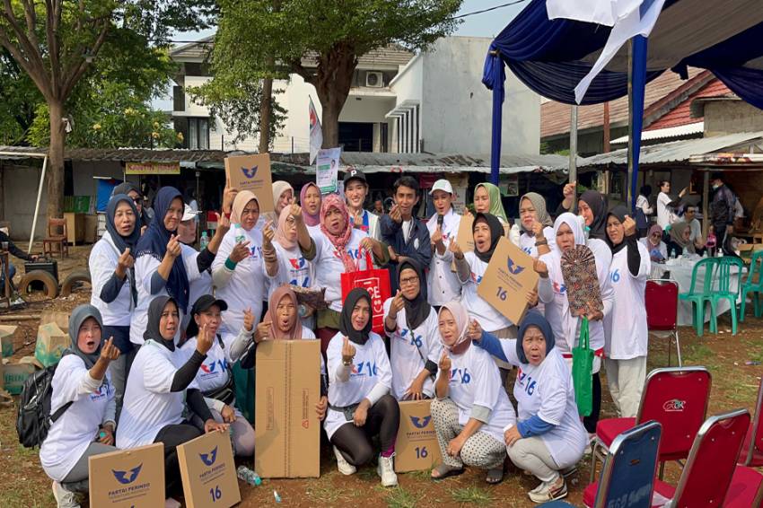 Aksi Sosial Caleg Perindo Stefanie di Tangsel, Bagikan Sembako dan Cek Kesehatan Gratis