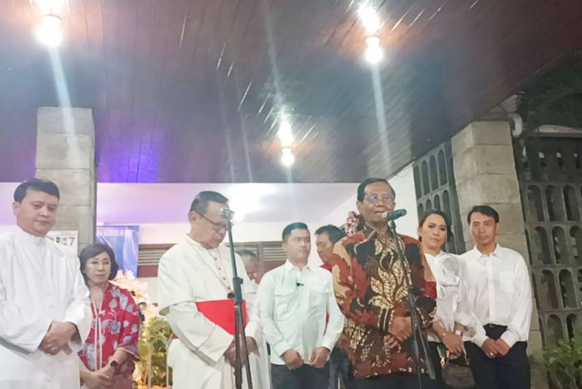 Uskup Agung Jakarta Apresiasi Kehadiran Mahfud MD saat Misa Malam Natal di Katedral