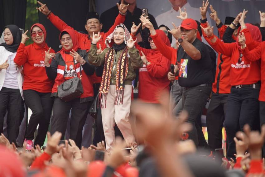 Momen Siti Atikoh Joget Bareng Bersama 10.000 Srikandi di Lampung Selatan